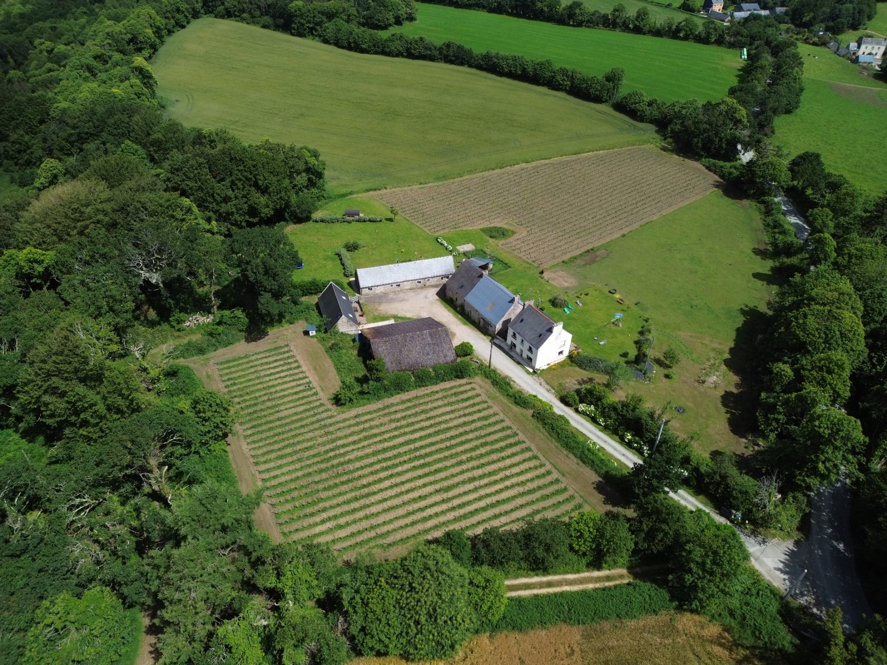 Le domaine de Kerampape, Douarnenez, Finistere sud Vue aérienne d'une ferme entourée de champs verdoyants et de haies.